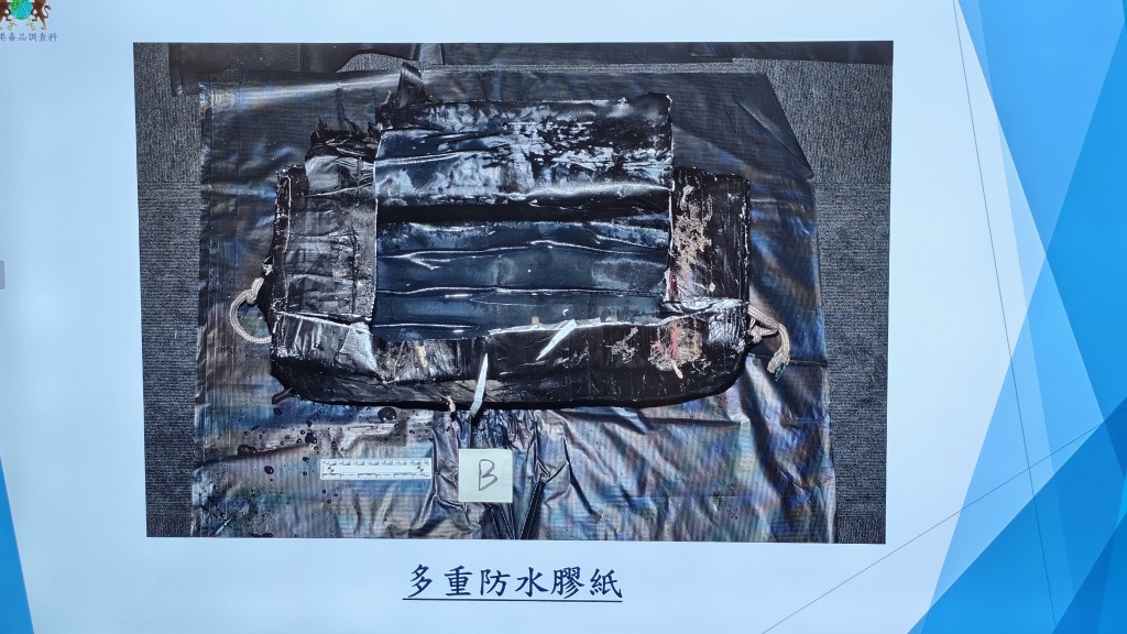 警方在車上及岸邊檢獲一批潛水裝備,包括氧氣樽、潛水衣、蛙鞋及水下推進器等。黃文威攝 警方在車上及岸邊檢獲一批潛水裝備,包括氧氣樽、潛水衣、蛙鞋及水下推進器等。黃文威攝
