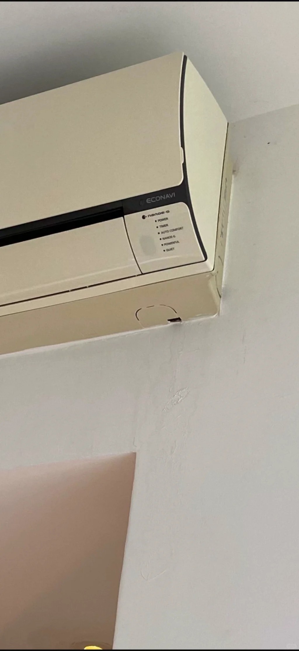 黃太一家入住期間，已多次因維修問題與業主發生磨擦，其中冷氣喉管堵塞漏水，業主堅持由租客負責。