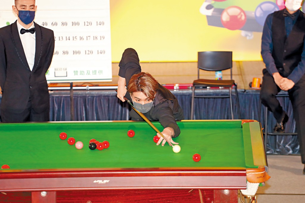 Jer虽谦称球技不如Tiger，但见其打球姿势亦十分专业。