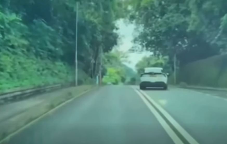 其間私家車越過對面線。fb「車cam L（香港群組）」影片截圖