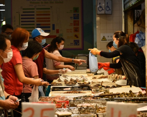 市民在街市範圍內必須佩戴口罩。資料圖片