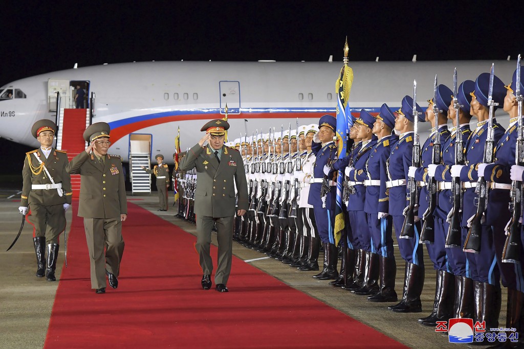 俄羅斯國防部長紹伊古率領的代表團於25日抵達平壤。朝中社/AP