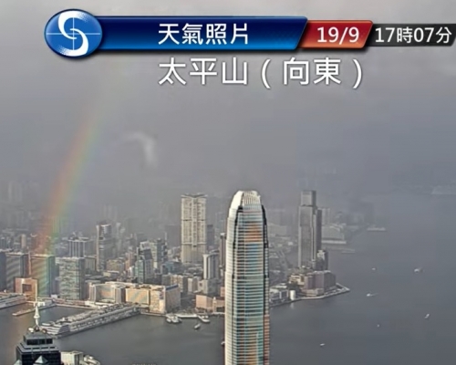 維港昨日出現驟雨,下午更乍現彩虹。天文台FB圖片