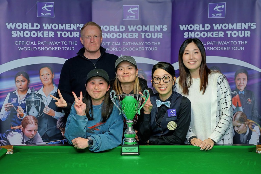 安儀跟港隊隊友分享冠軍的喜悅。照片由公關提供