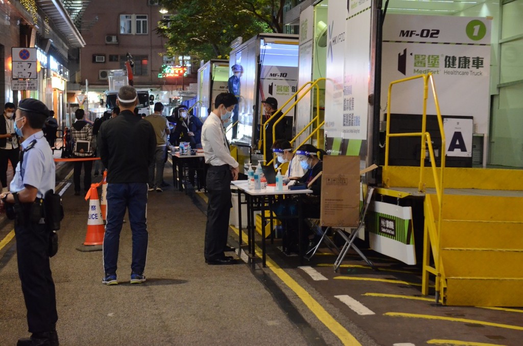 接受強制檢測的凱譽居民及工作人員。資料圖片
