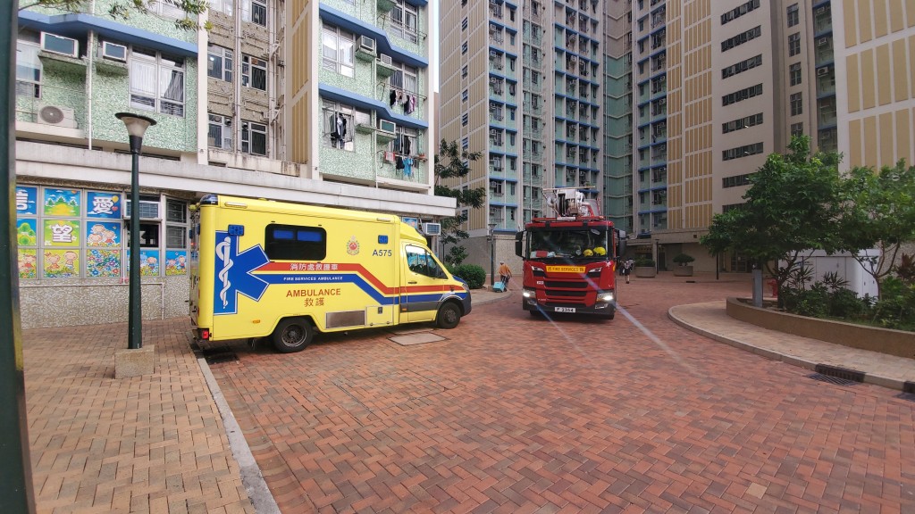 消防及救護車到場。蔡楚輝攝
