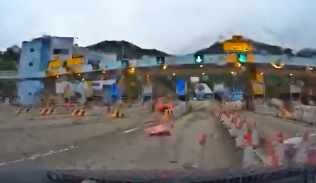 私家車撞爆水馬。HongKong CarCam影片截圖
