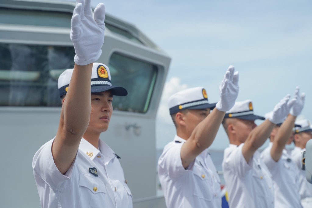 中國海軍戚繼光艦完成菲律賓友好訪問，啟程回國。  新華社