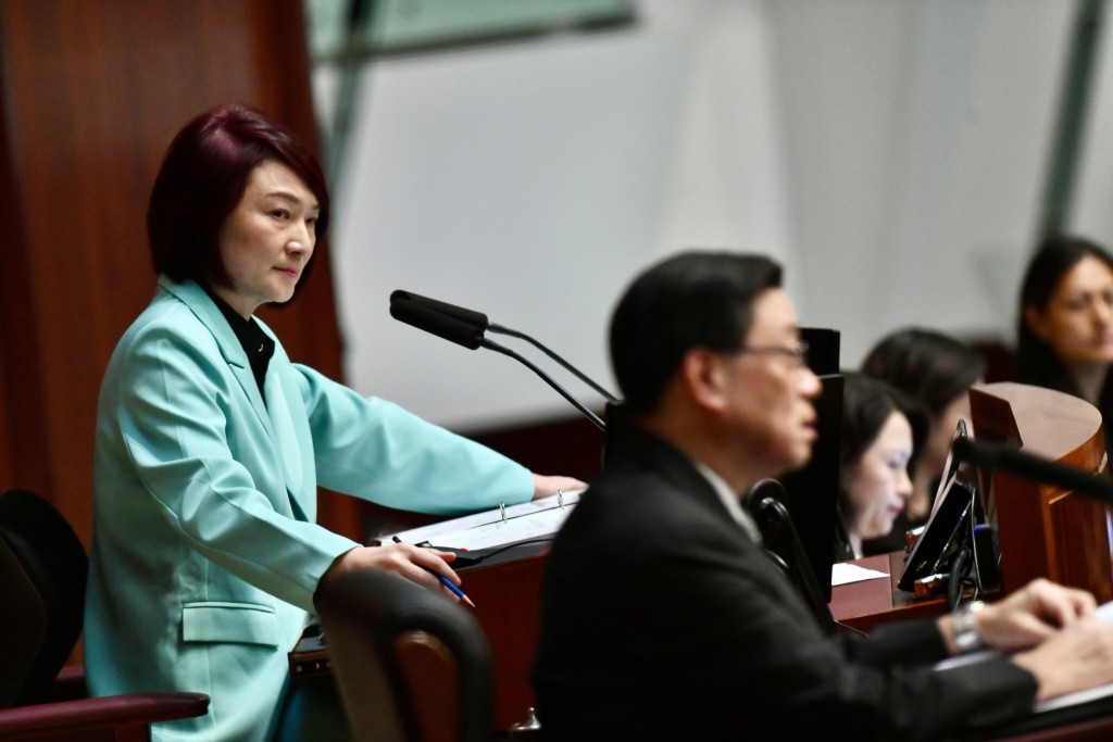 立法會主席李慧琼（左）。