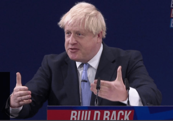 英國首相約翰遜在保守黨大會上發表演說，被批誇誇其談。