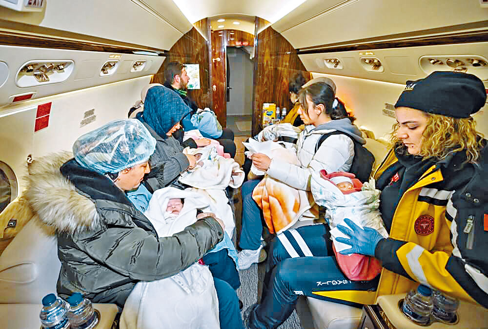 土耳其重灾区卡赫拉曼马拉什16名获救婴儿，周三乘搭总统专机抵达首都安卡拉。