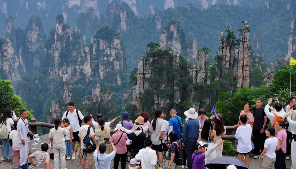 湖南張家界的天然景色震撼無數遊客。（新華社）