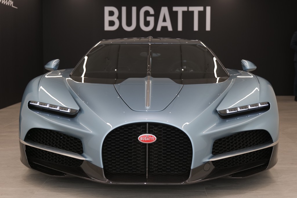 Bugatti Tourbillon極級超跑比上代Chiron低矮許多，同樣維持經典馬蹄形鬼面罩設計、以及車身中央由頭至尾的Bugatti Line重直骨位。