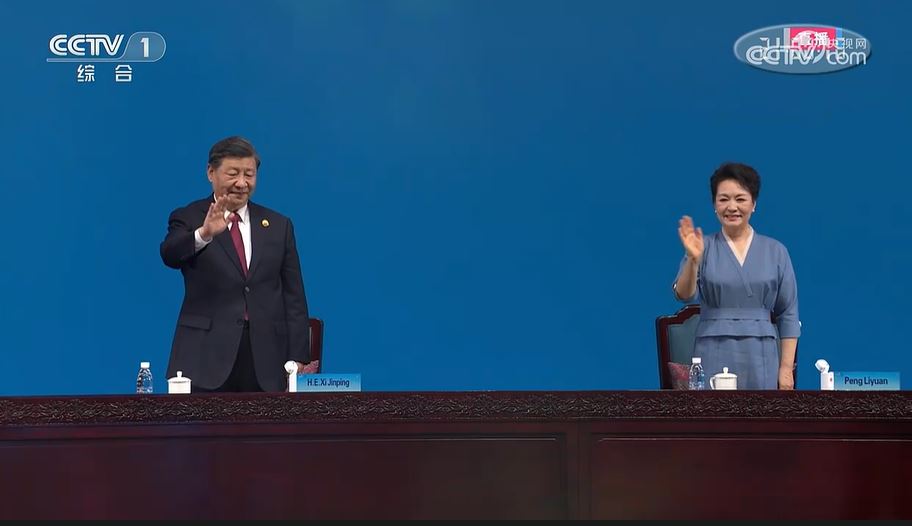 习近平与彭丽媛向中国代表挥手。(央视截图)