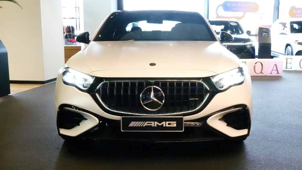 平治Mercedes-AMG E 53 HYBRID 4MATIC+登場：純電模式下，AMG E 53 HYBRID 4MATIC+可行駛逾100km，最高車速140km/h。