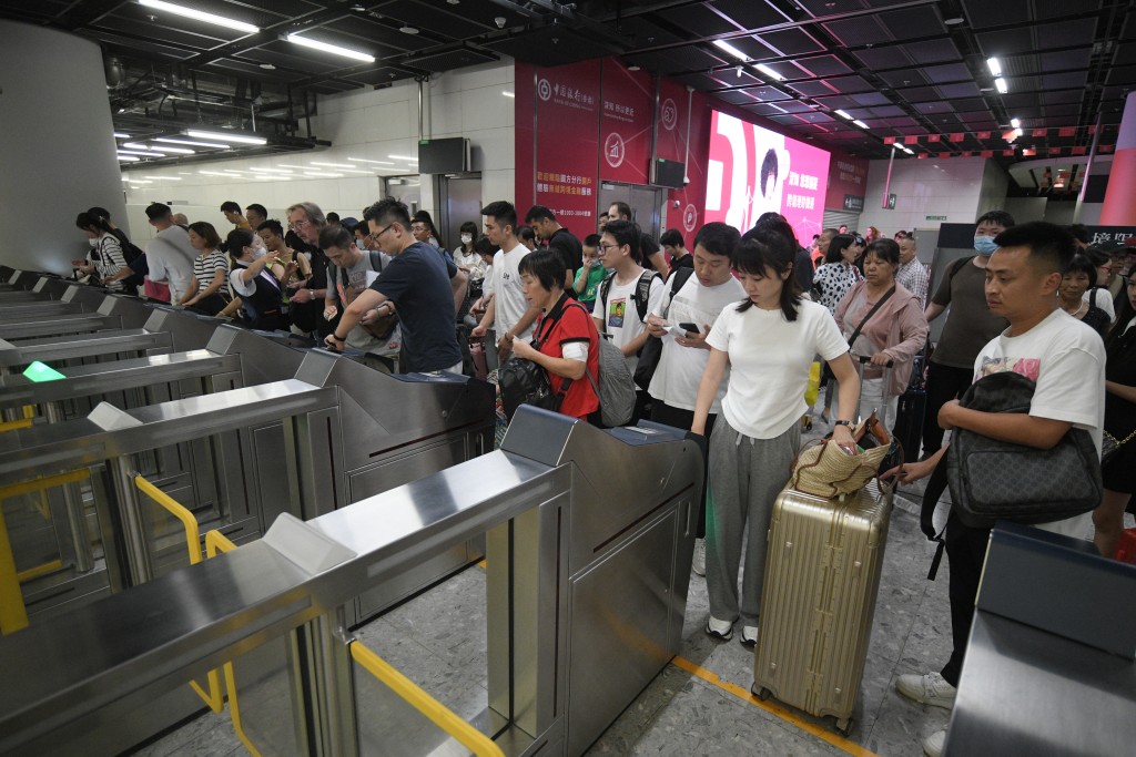 往來香港西九龍站及福田站的高鐵列車班次，每日列車班次增加至105對。資料圖片