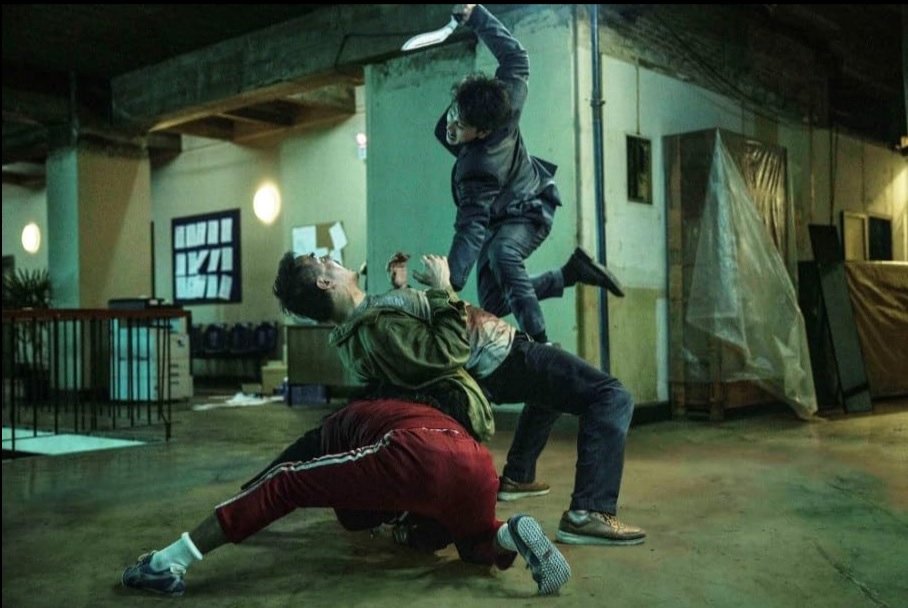 拳拳到肉真功夫《火遮眼》中的「三文治」打鬥場面,熱血沸騰。 拳拳到肉真功夫《火遮眼》中的「三文治」打鬥場面,熱血沸騰。