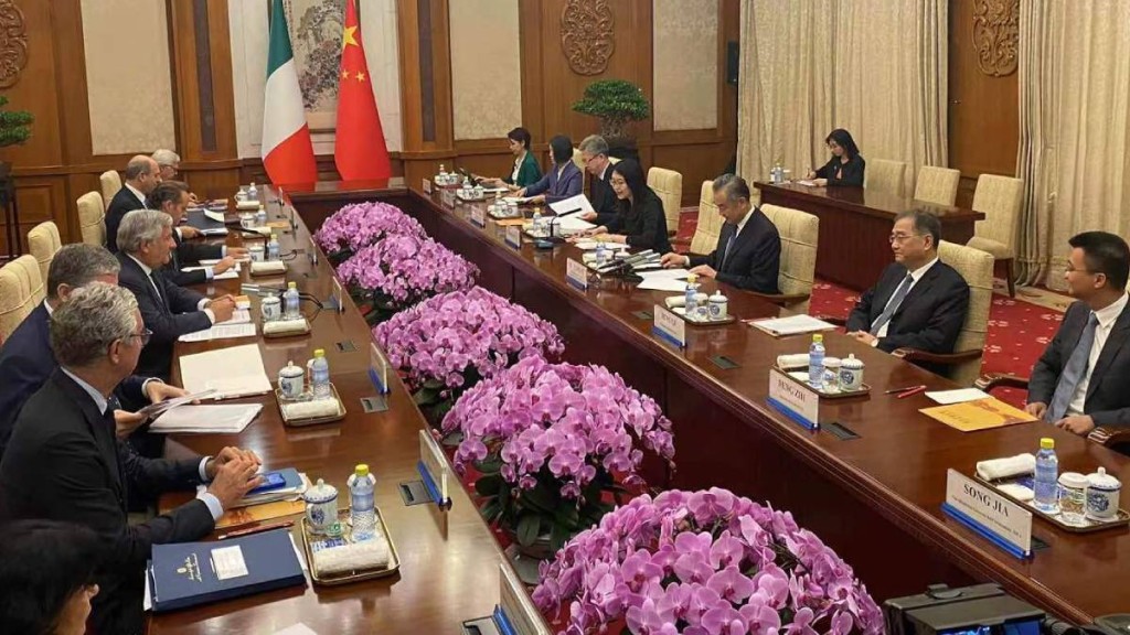 央視發佈外交部長王毅於北京會見意大利副總理兼外交部長塔亞尼的照片。
