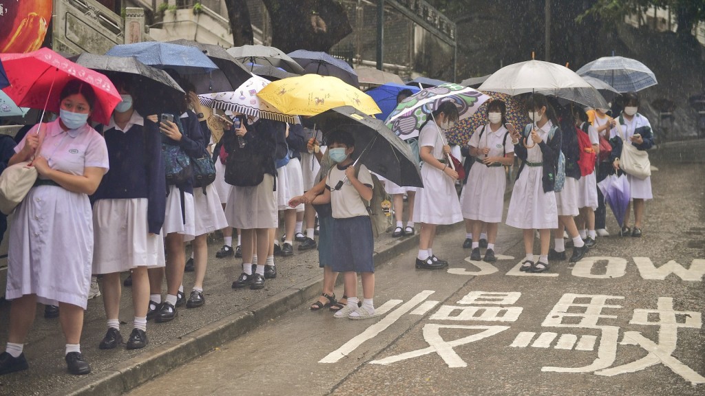 星期三有一兩陣雷暴。星期三、四多雲,間中有驟雨。資料圖片