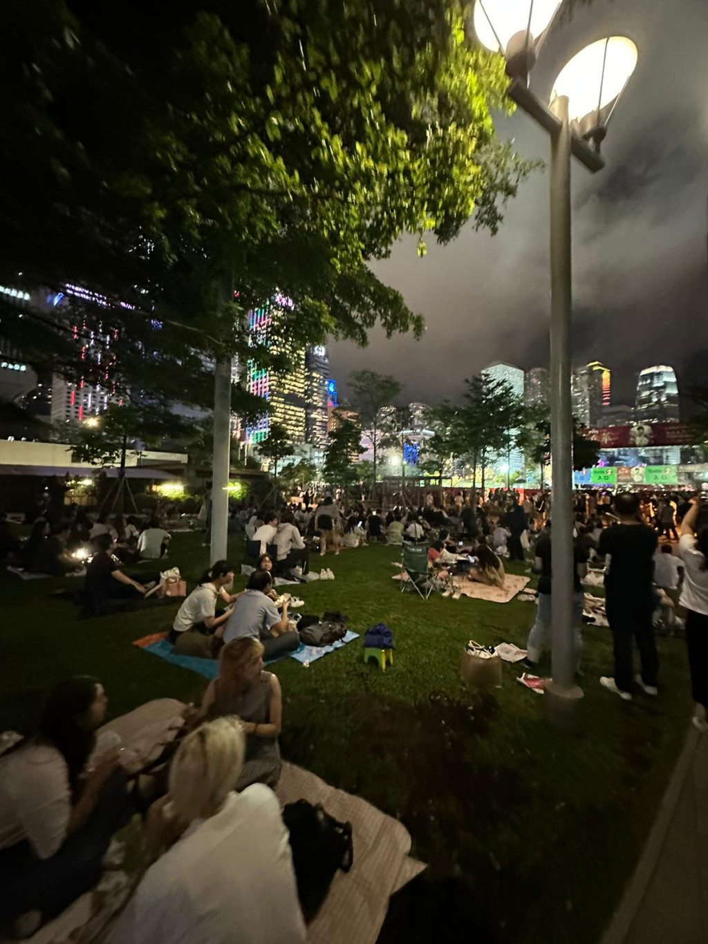 大批歌迷聚集于「核心外围」中环码头、中环海滨及添马公园一带「听歌」。资料图片