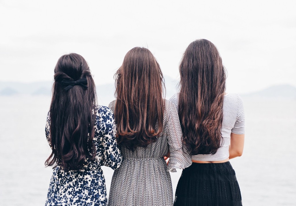 只要每日做几个小动作，就可令头发保持柔顺健康有光泽。(Suhyeon Choi / Unsplash)