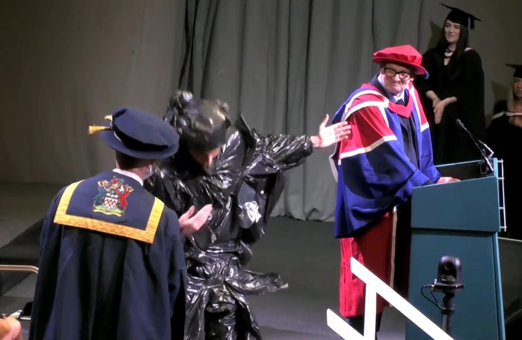 拉德福穿上黑色垃圾袋出席典礼。影片截图