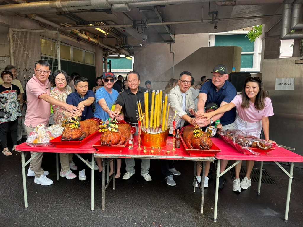 賀廄舉行馬房拜神儀式，賀賢太太李姿敏(右)與大細潘也有出席。