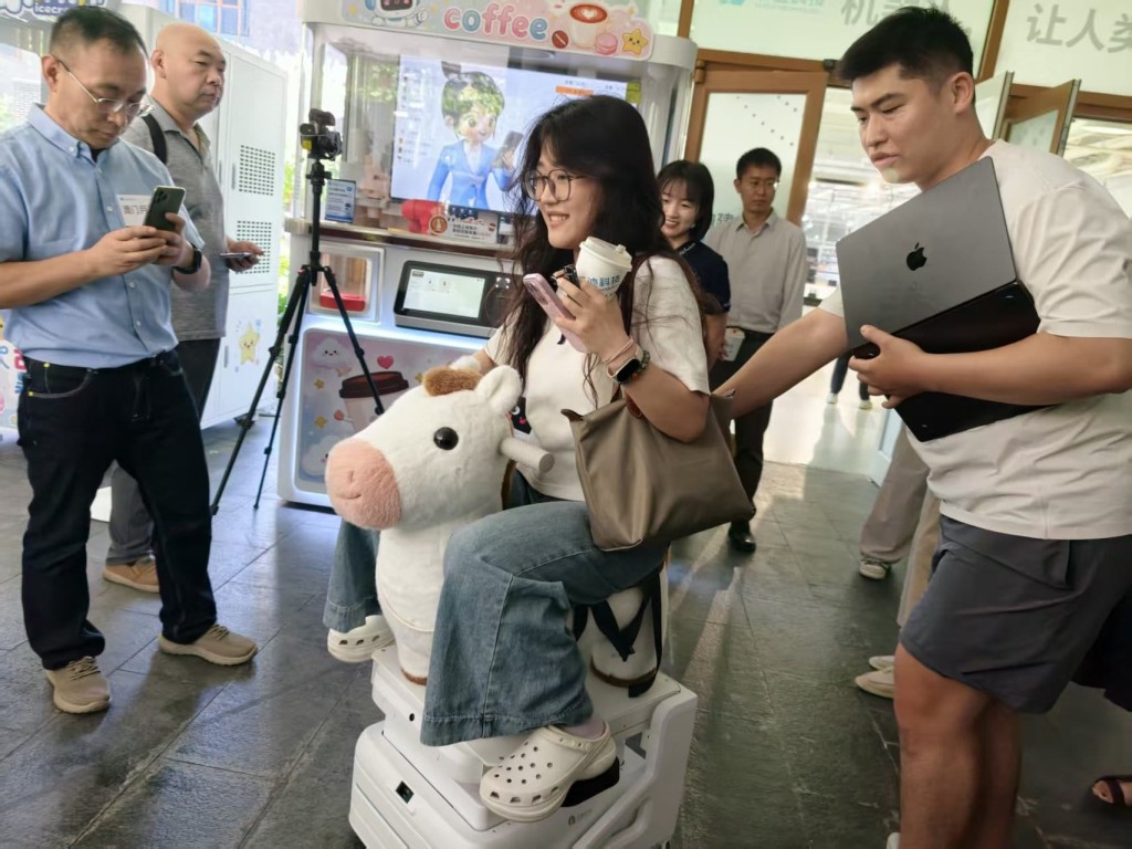 雲跡科技展廳擺放大量服務機械人,吸引媒體記者圍觀。楊浚源攝 雲跡科技展廳擺放大量服務機械人,吸引媒體記者圍觀。楊浚源攝