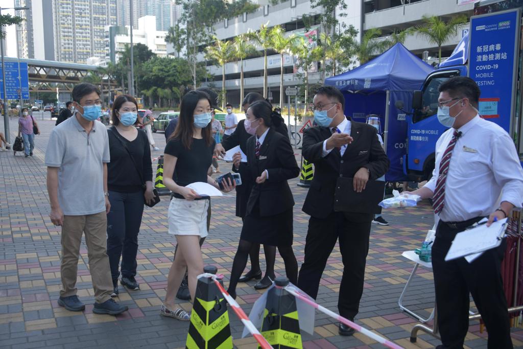 居民排队接受检测，人流不算多。