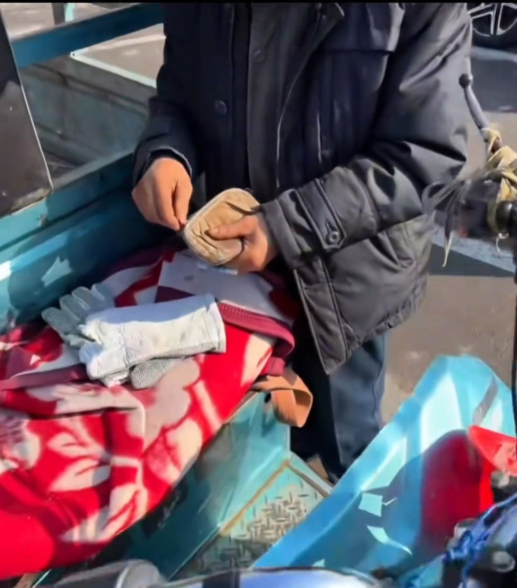 老伯一直等候法拉利车主。抖音@vvxln