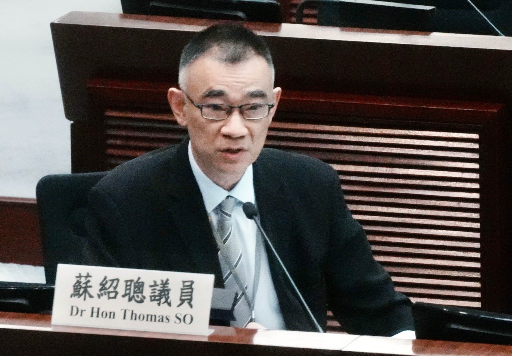 蘇紹聰質疑未設法定的士退役車齡。資料圖片