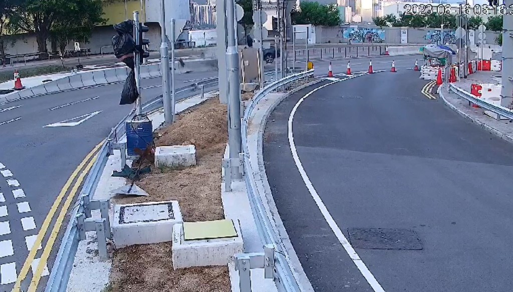 私家车撼向路中分隔石壆弹起。fb香港突发事故报料区影片截图