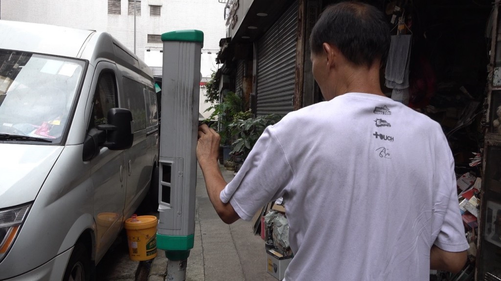 車房負責人一見記者查詢,立即上前入錶。 車房負責人一見記者查詢,立即上前入錶。