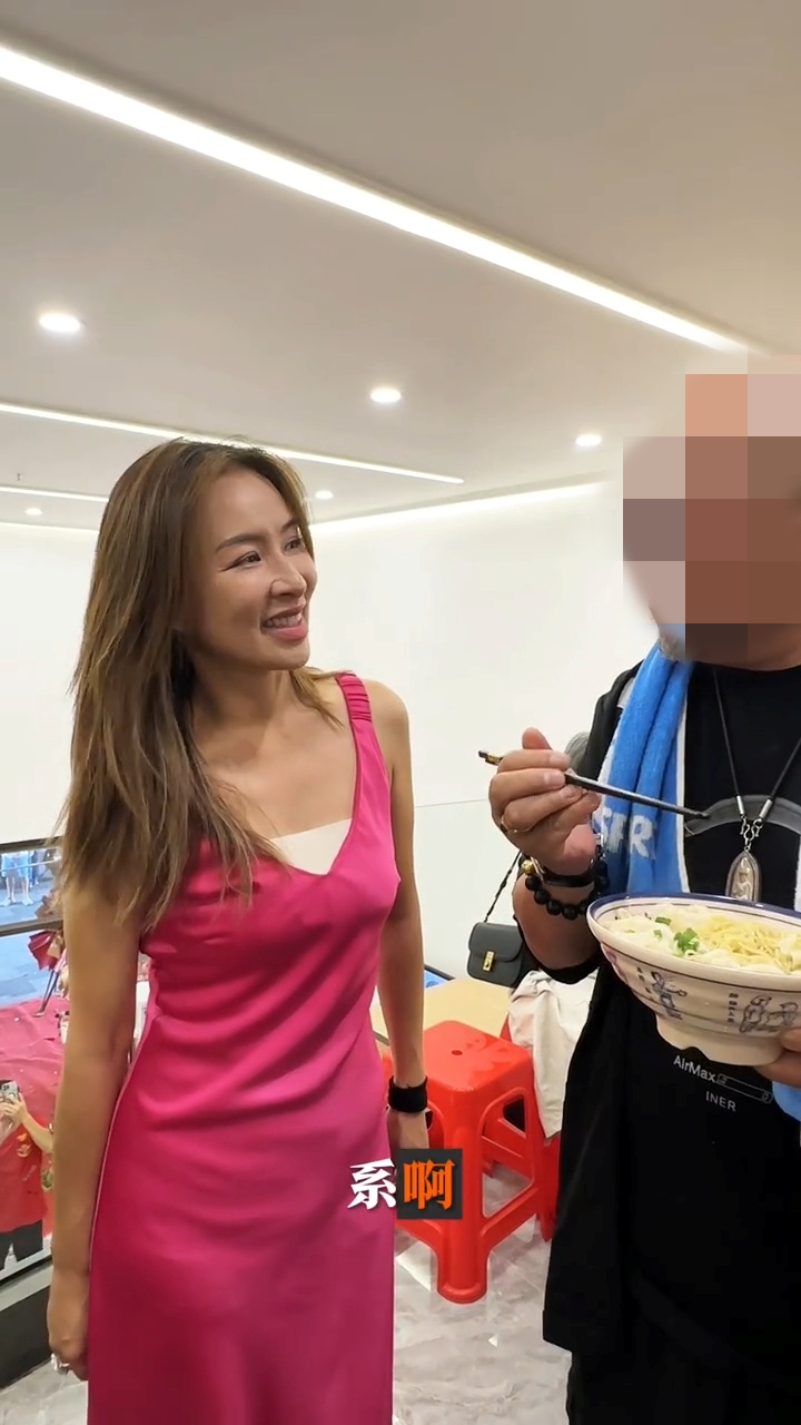 麥家琪與店內食客親切互動，打成一片。