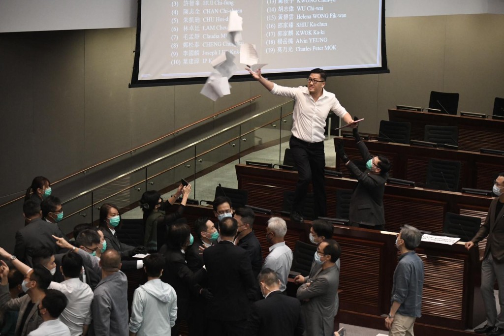 林卓廷損毀《議事規則》。