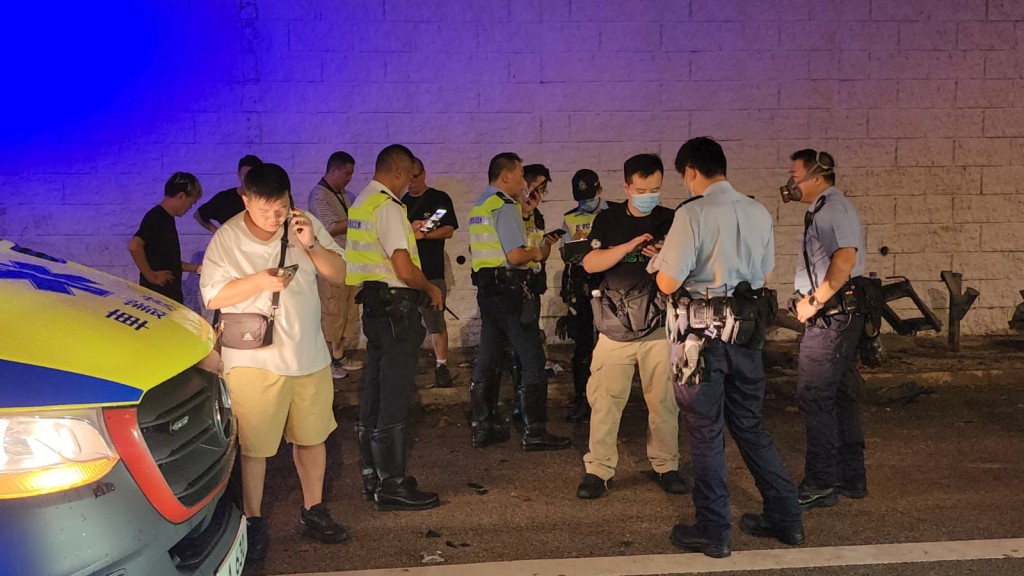 运输公司东主及货主到场了解事件。黎志伟摄 运输公司东主及货主到场了解事件。黎志伟摄