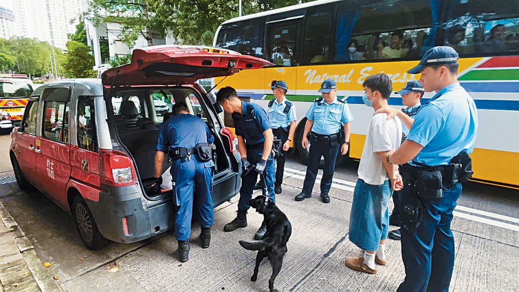 警方拘捕一名19歲青年，涉嫌乘坐的士作毒品「派貨」。