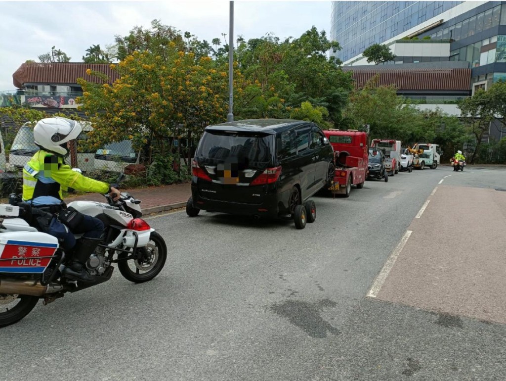 行動中拖走8部違例車輛。