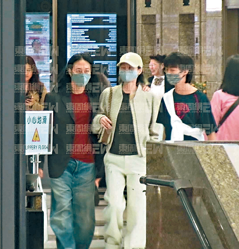 《東周刊》獨家爆蔡一智與妻兒行街，兒子First Choy（右）高大威猛。