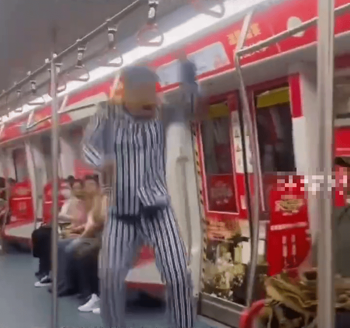 穿病人服男子地鐵車廂中蹦跳走動,大吵大鬧,引發恐慌。 穿病人服男子地鐵車廂中蹦跳走動,大吵大鬧,引發恐慌。