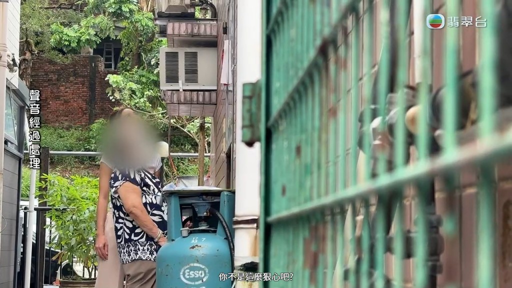 吳婆婆對著二女的家門痛斥：「你不是這麼狠心吧？」