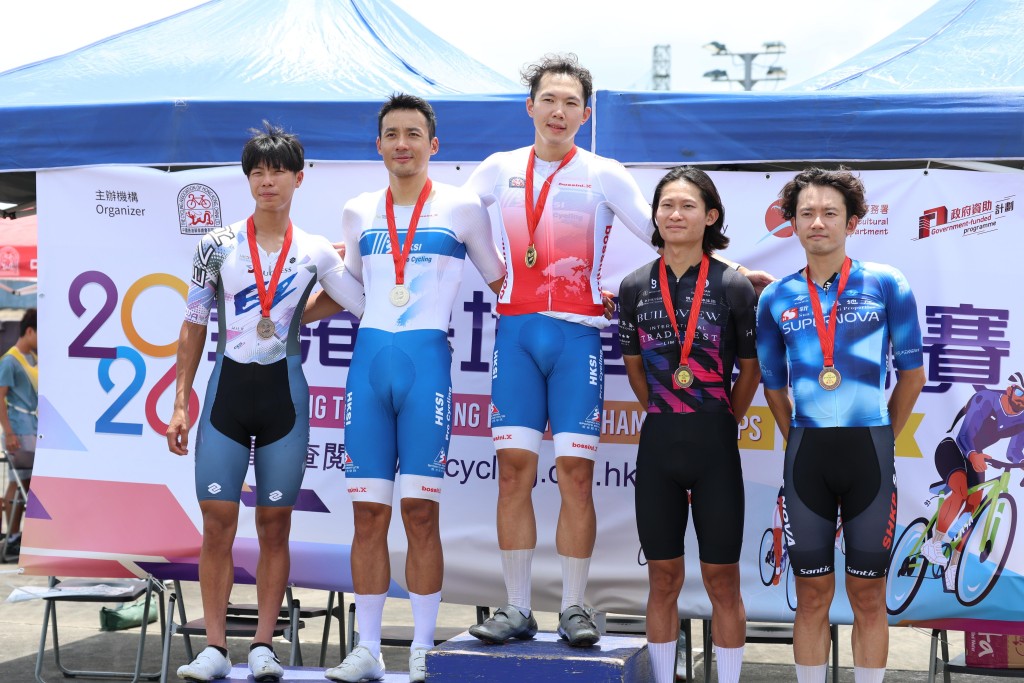 男子捕捉赛头五位：冠军朱浚玮（中）、亚军刘允祐（左二）、季军朱浚玮（右二）、第4名马绎善（左一）、第5名缪正贤（右一）。徐嘉华摄