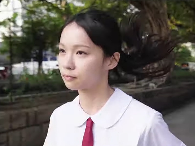 ＭＶ中的周庭由頭跑到尾。