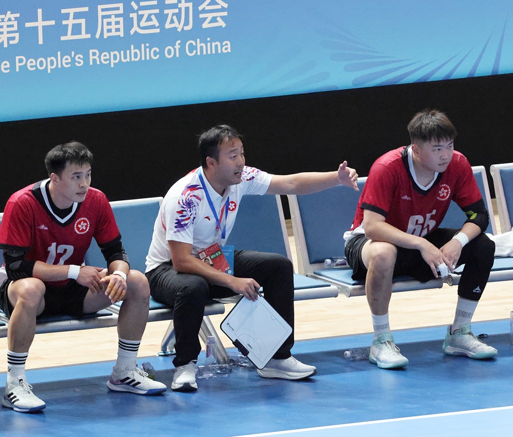 賽後港隊主教練許文邦（中）受訪，期望政府能重視手球運動，希望有個穩定的室內專屬手球場。