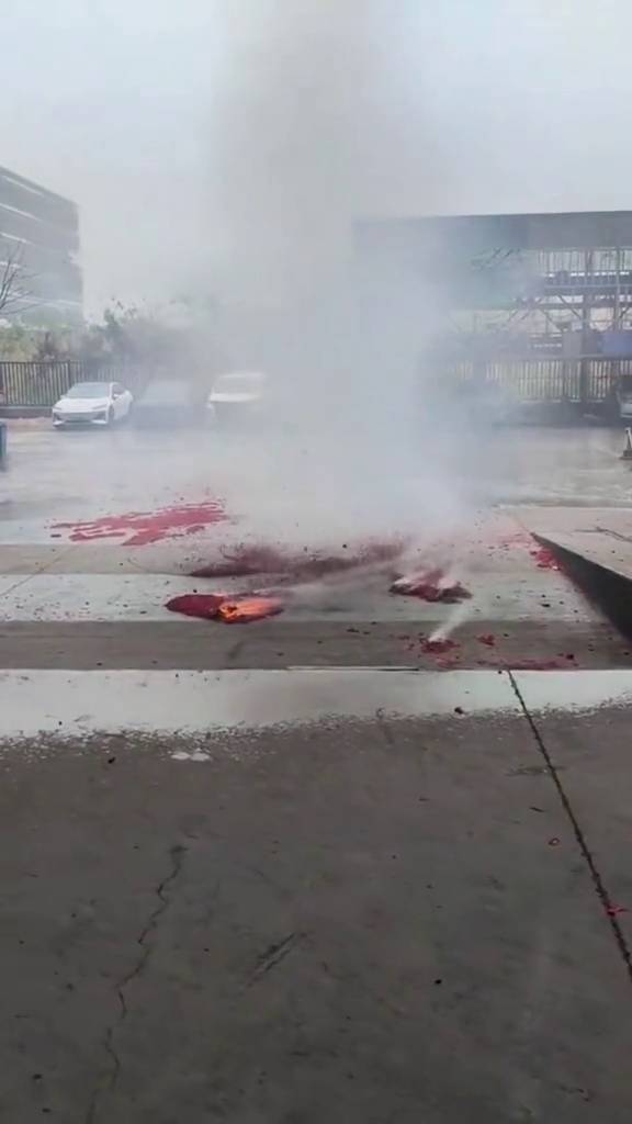 广东佛山一企业开工放鞭炮,现场出现尘卷风。 网片截图 广东佛山一企业开工放鞭炮,现场出现尘卷风。 网片截图