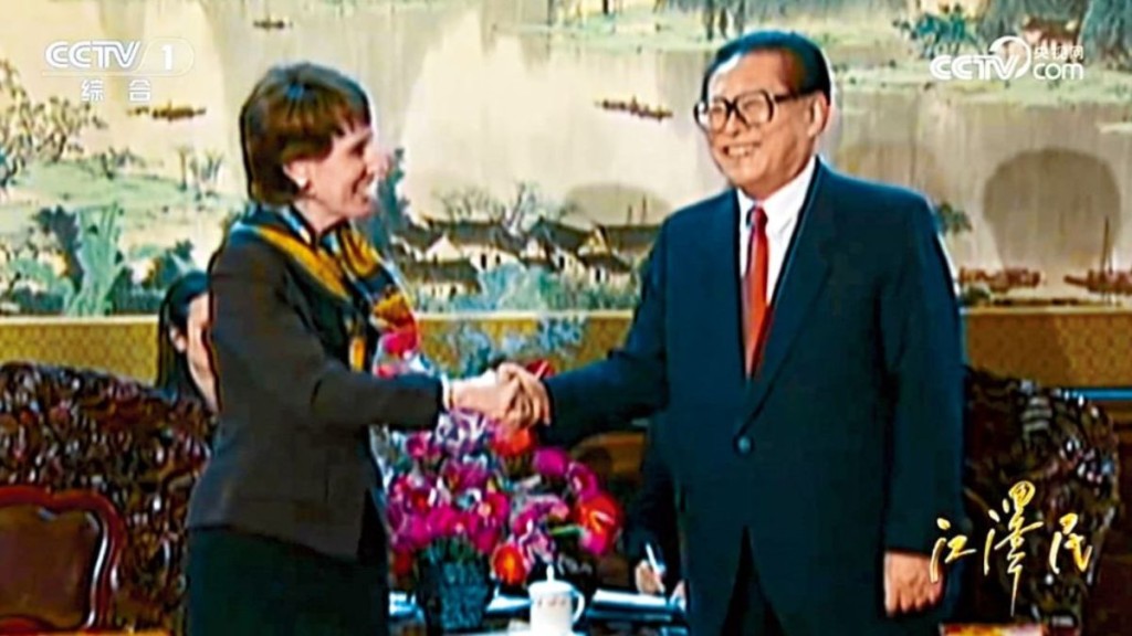 1999年11月，江泽民在中南海会见了美国贸易代表白茜芙。央视截图