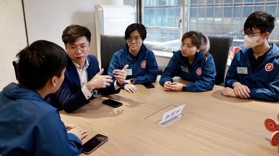 保安局青少年制服團隊領袖論壇成員踩入金融界，一睹銀行內部運作真面目。保安局fb