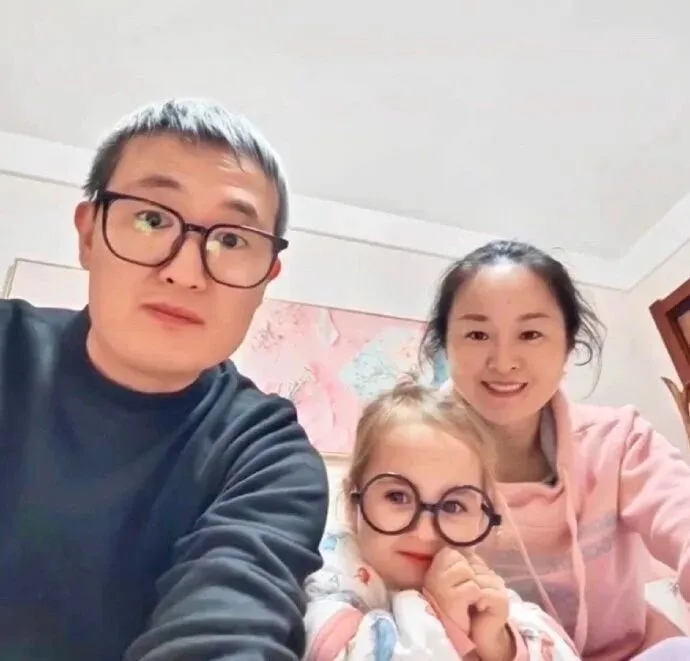 江蘇夫妻生出金髮碧眼女兒，成網絡熱話。