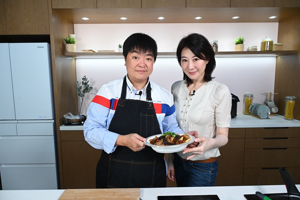 小董中醫博士（左）與著名美容食療專家珊珊（右）一起示範珊珊秘製的羊腩煲。