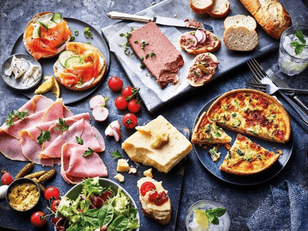 可透過M&S Hong Kong App訂購超過 2,000 款新鮮及預先烹調食品和飲品。